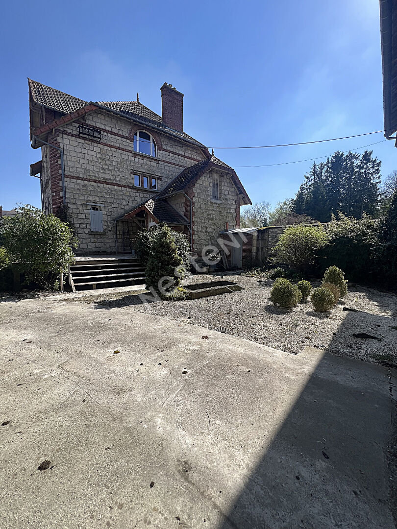 LOCATION MEUBLEE : maison 5 chambres + 1 bureau - garage - Jardin