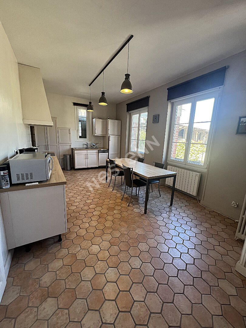 LOCATION MEUBLEE : maison 5 chambres + 1 bureau - garage - Jardin