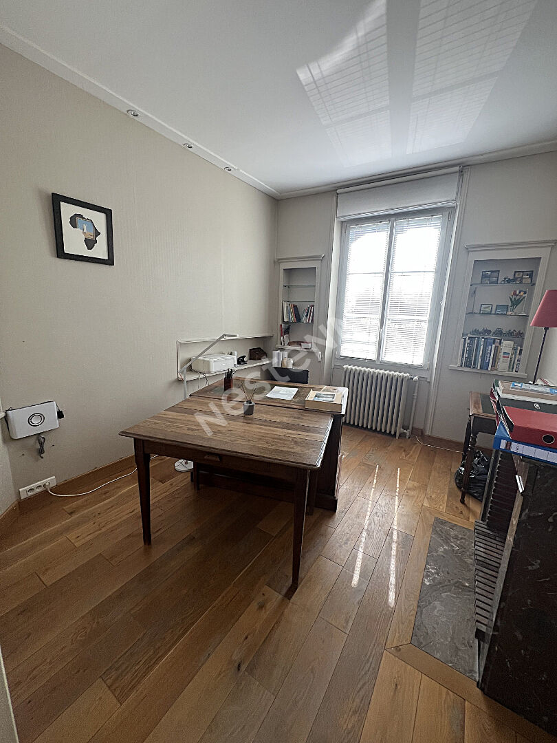 LOCATION MEUBLEE : maison 5 chambres + 1 bureau - garage - Jardin