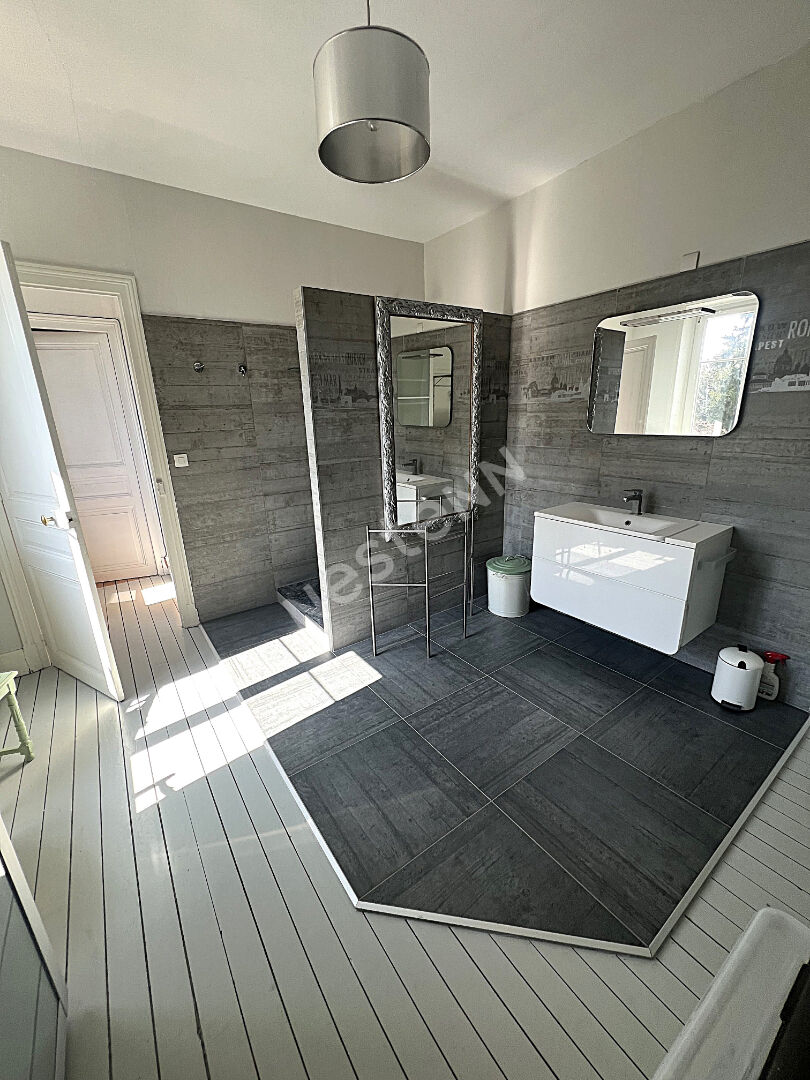 LOCATION MEUBLEE : maison 5 chambres + 1 bureau - garage - Jardin
