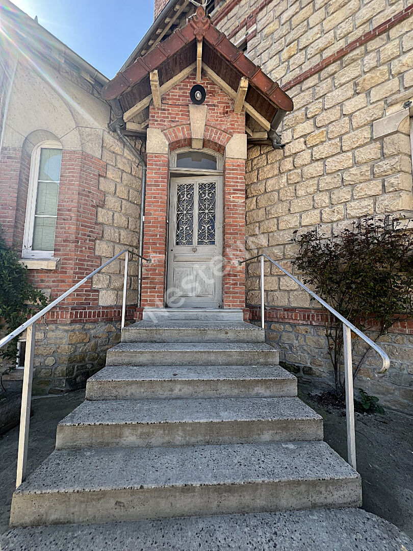 LOCATION MEUBLEE : maison 5 chambres + 1 bureau - garage - Jardin