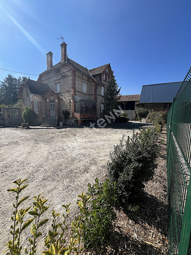 LOCATION MEUBLEE : maison 5 chambres + 1 bureau - garage - Jardin