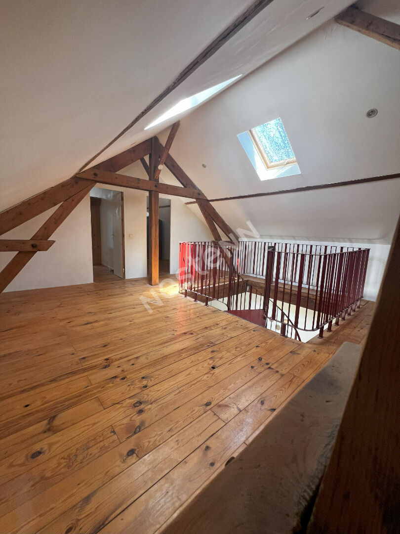 Entre Guignicourt et St Erme : Maison en pierres : 7 chambres - Grange - Garage