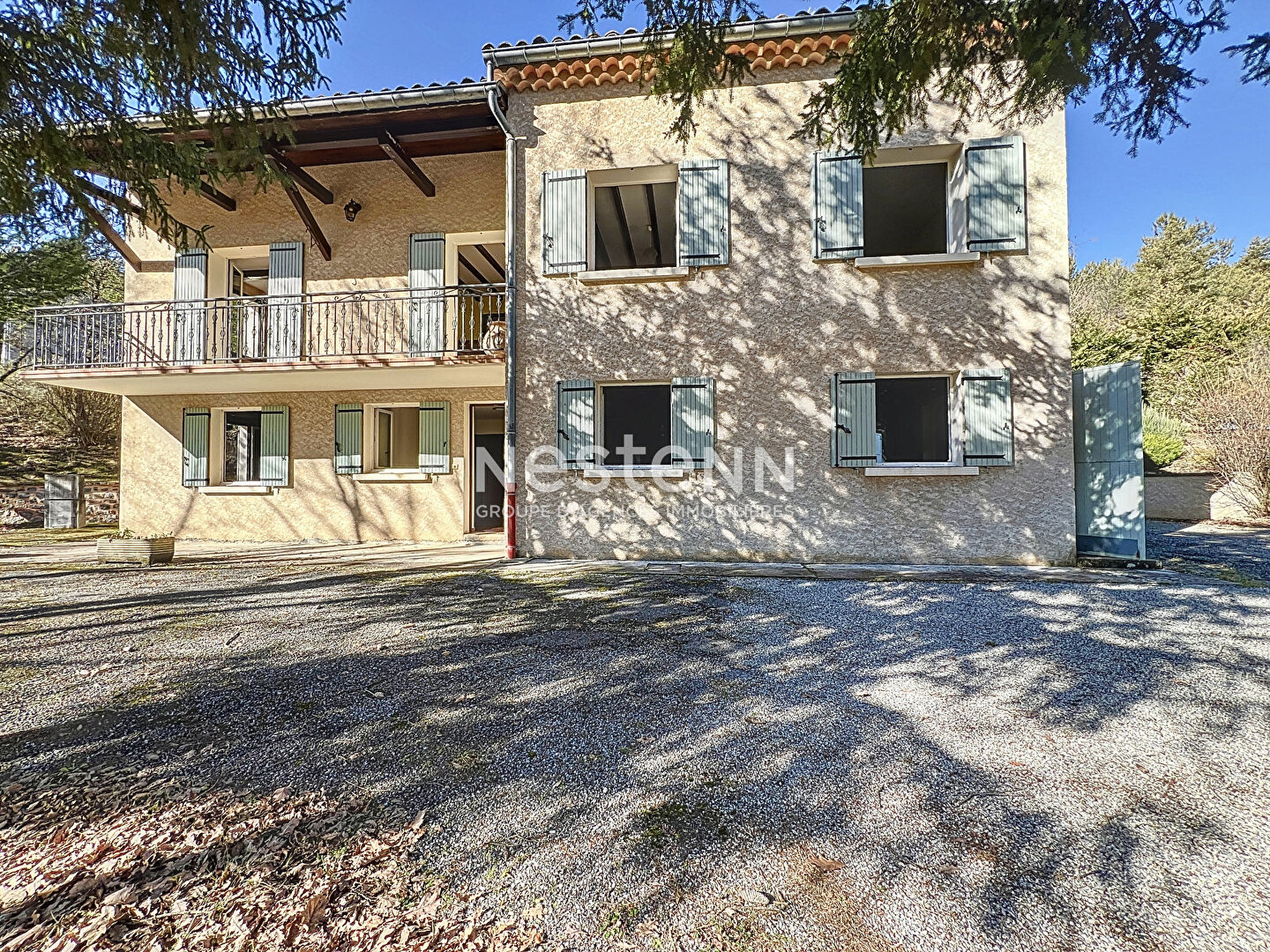 A vendre maison 95m² 3 chambres avec grand garage et grand terrain.