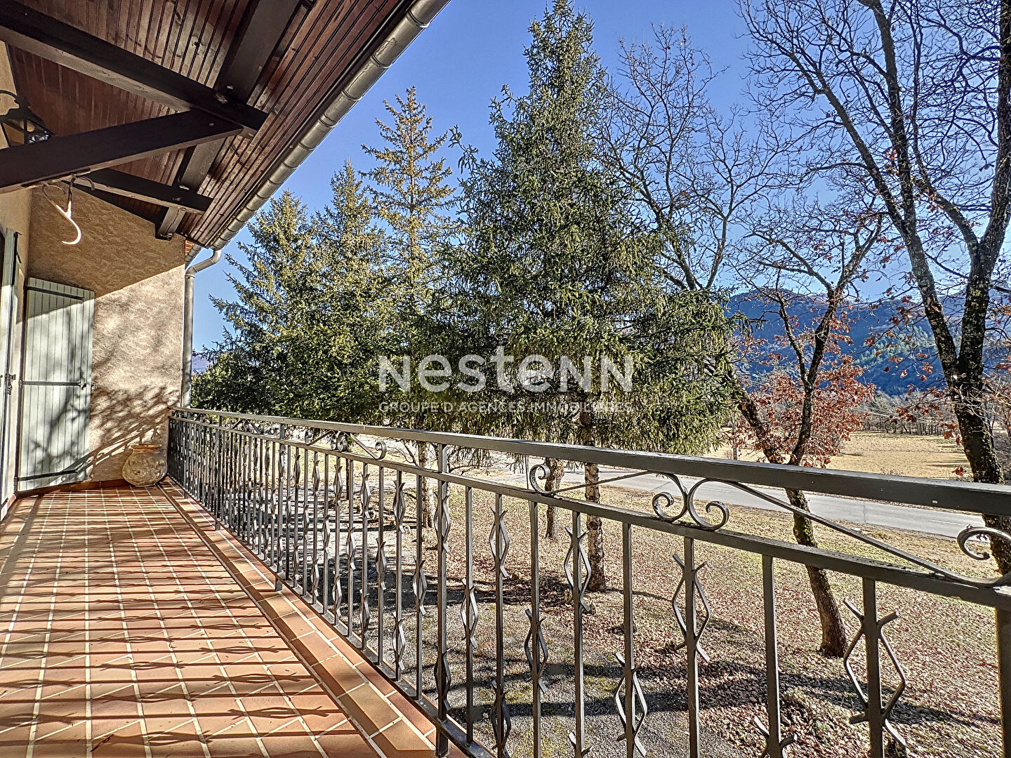 A vendre maison 95m² 3 chambres avec grand garage et grand terrain.