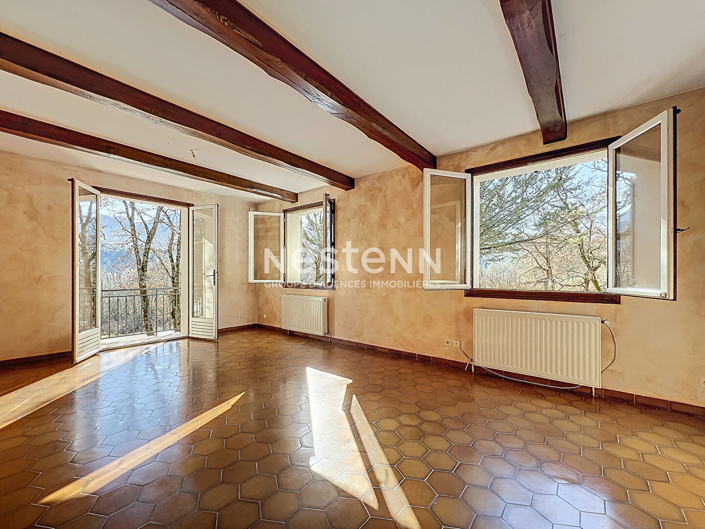 A vendre maison 95m² 3 chambres avec grand garage et grand terrain.