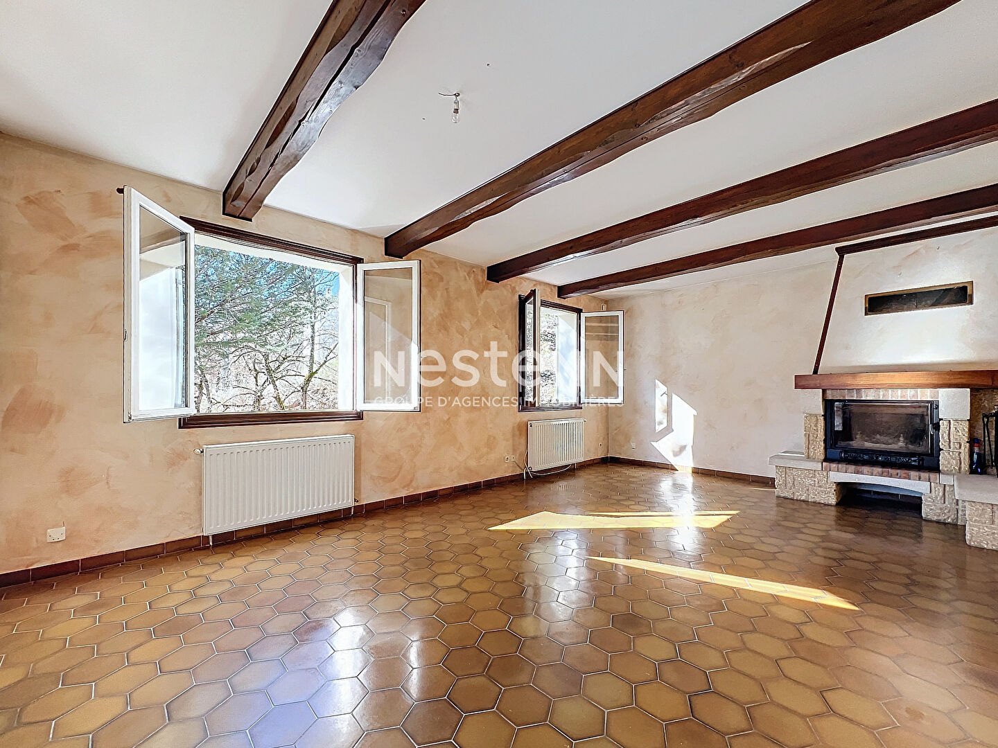 A vendre maison 95m² 3 chambres avec grand garage et grand terrain.