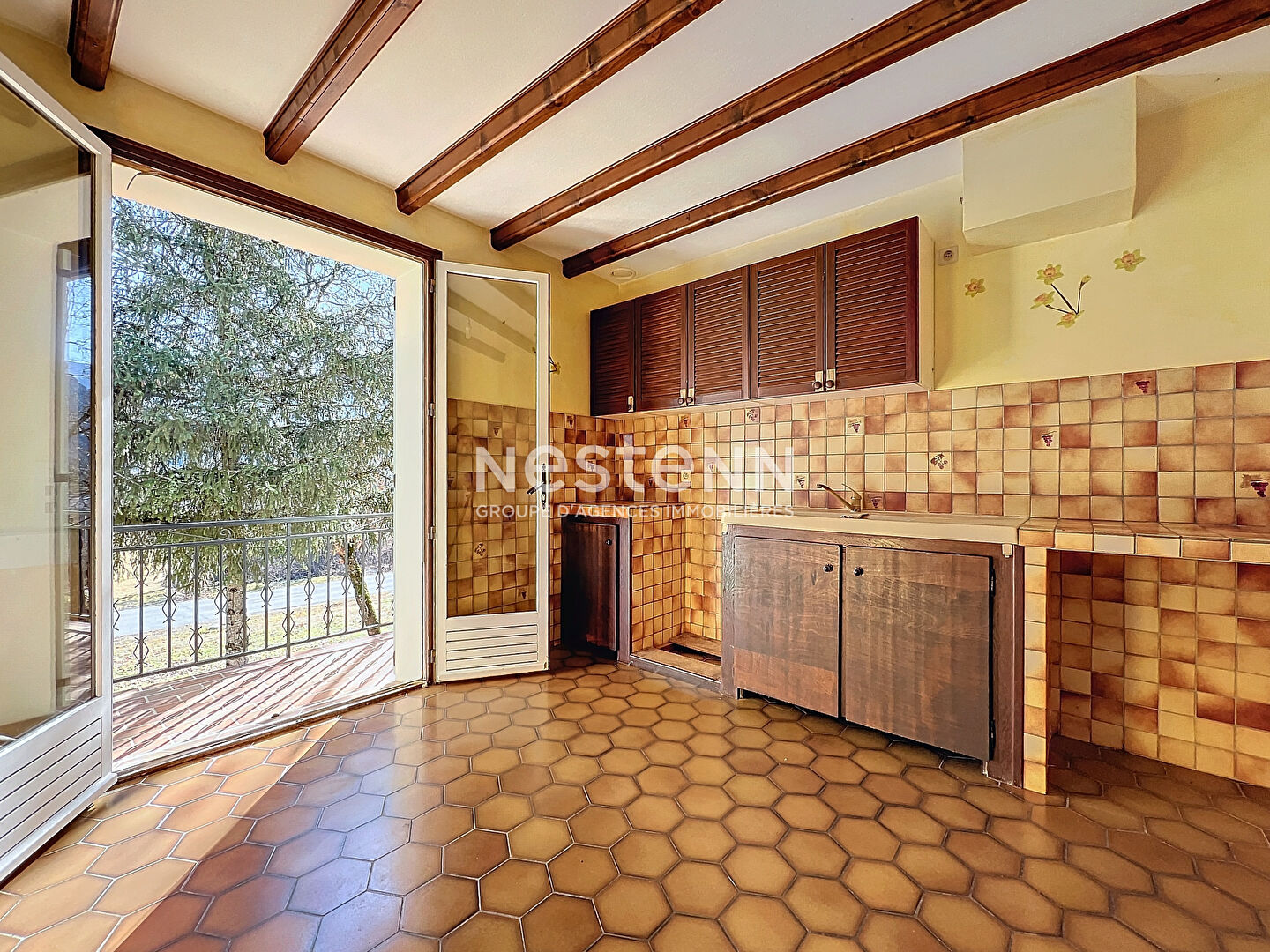A vendre maison 95m² 3 chambres avec grand garage et grand terrain.