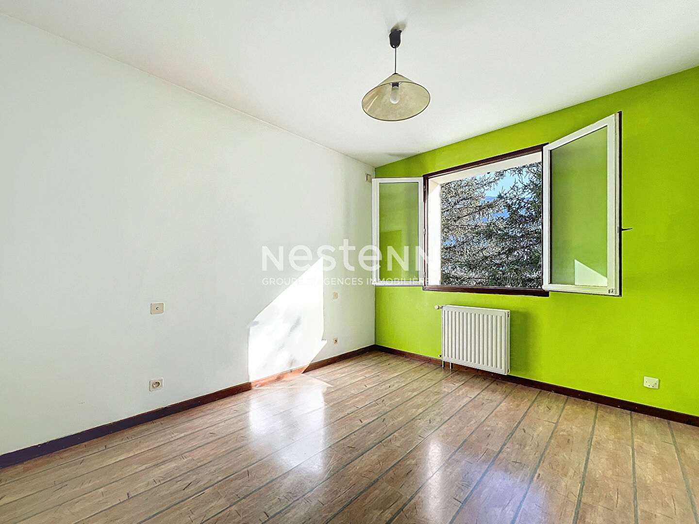 A vendre maison 95m² 3 chambres avec grand garage et grand terrain.