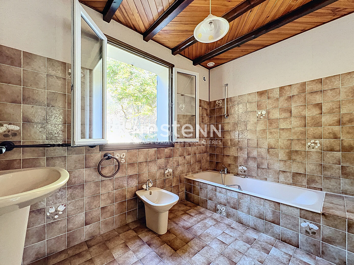 A vendre maison 95m² 3 chambres avec grand garage et grand terrain.