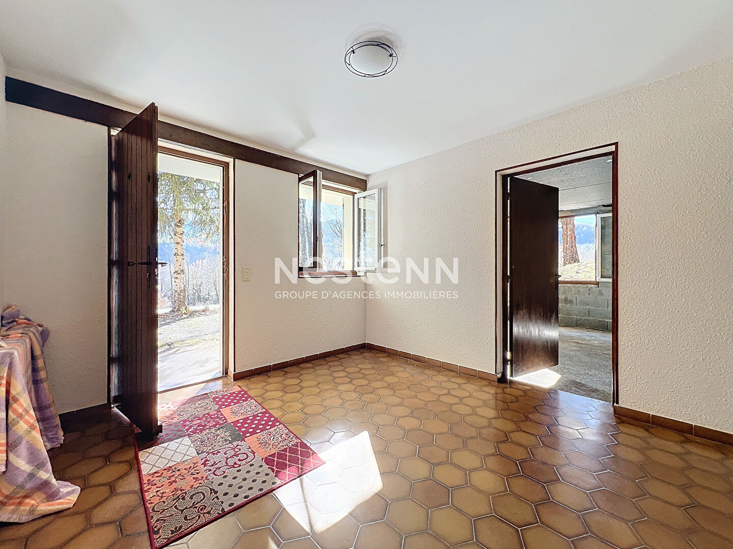 A vendre maison 95m² 3 chambres avec grand garage et grand terrain.