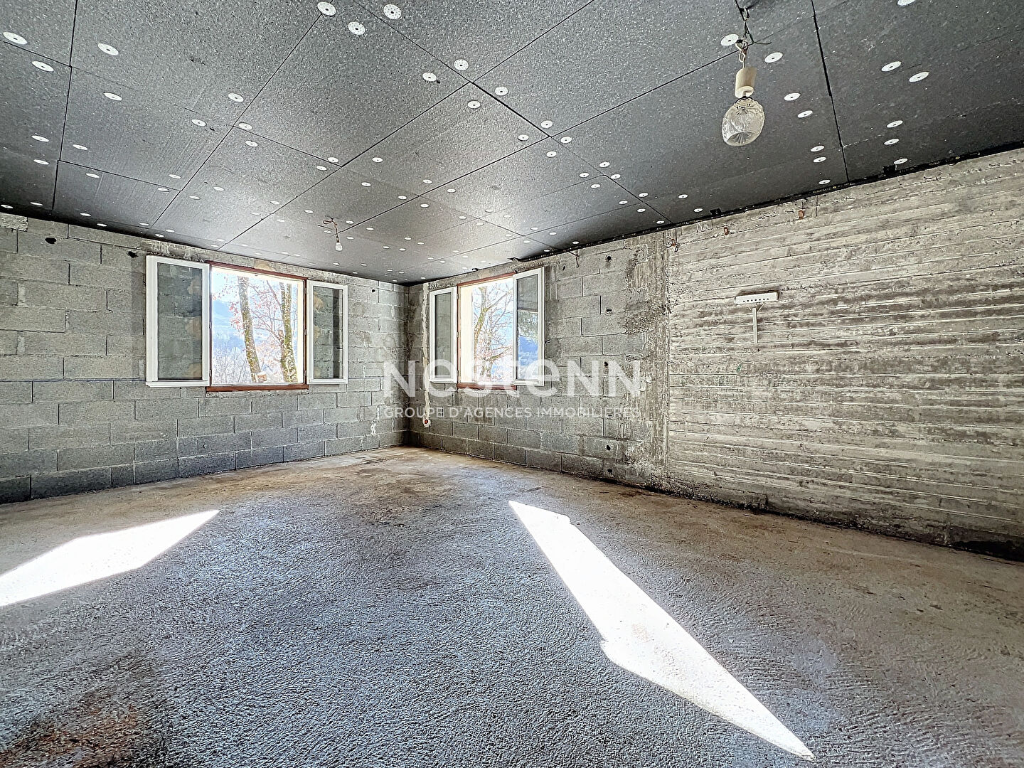 A vendre maison 95m² 3 chambres avec grand garage et grand terrain.