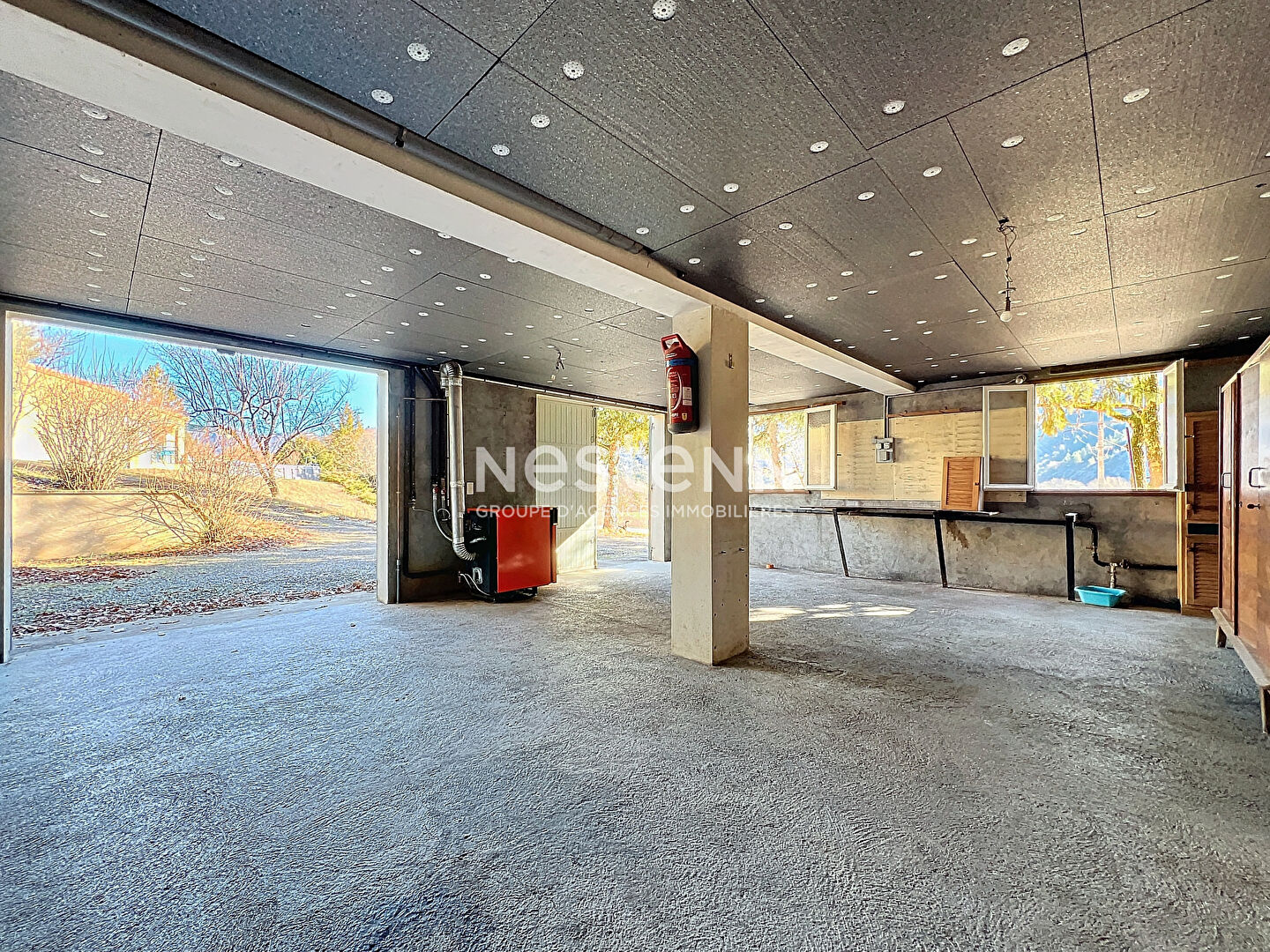A vendre maison 95m² 3 chambres avec grand garage et grand terrain.