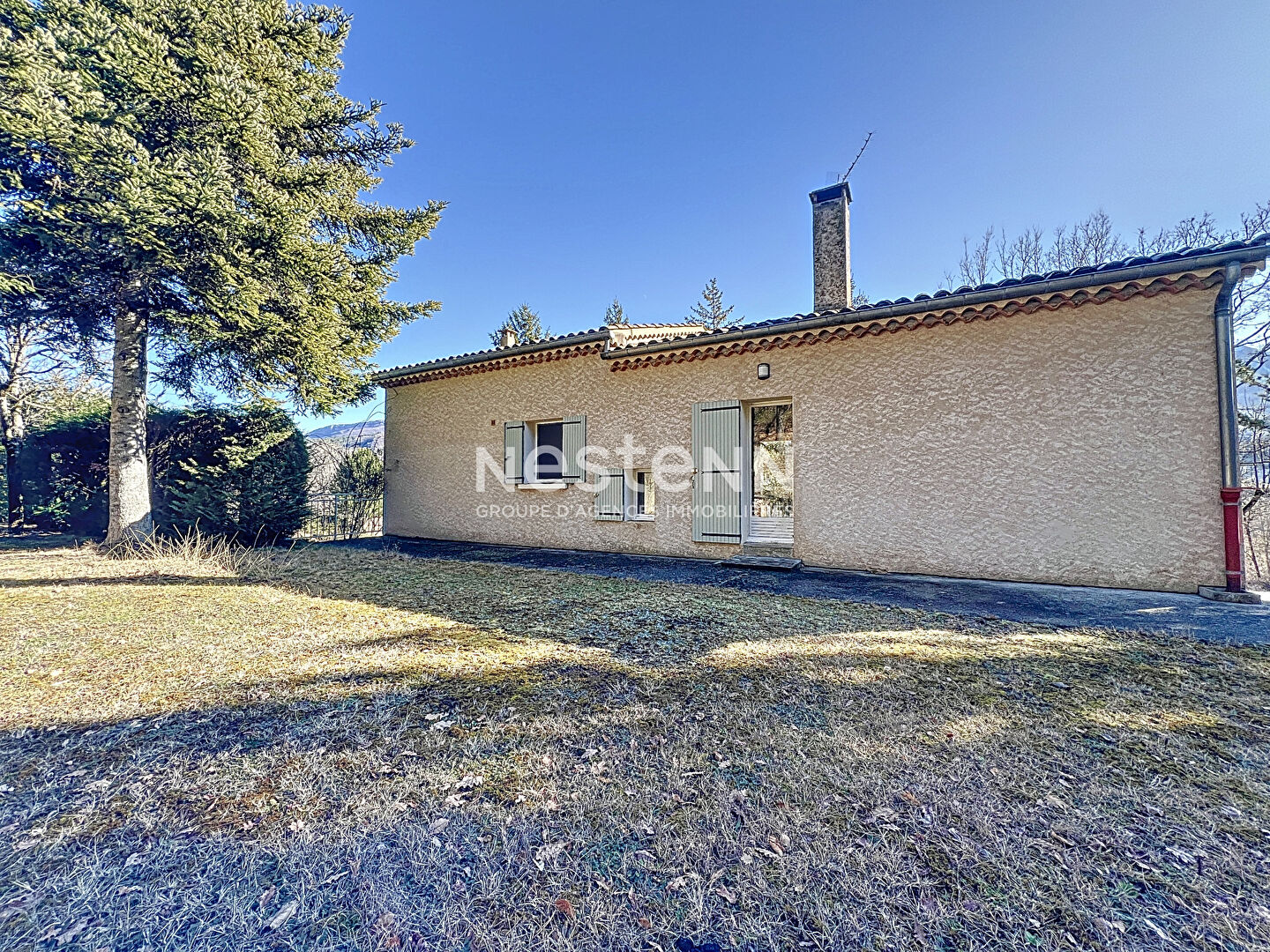 A vendre maison 95m² 3 chambres avec grand garage et grand terrain.