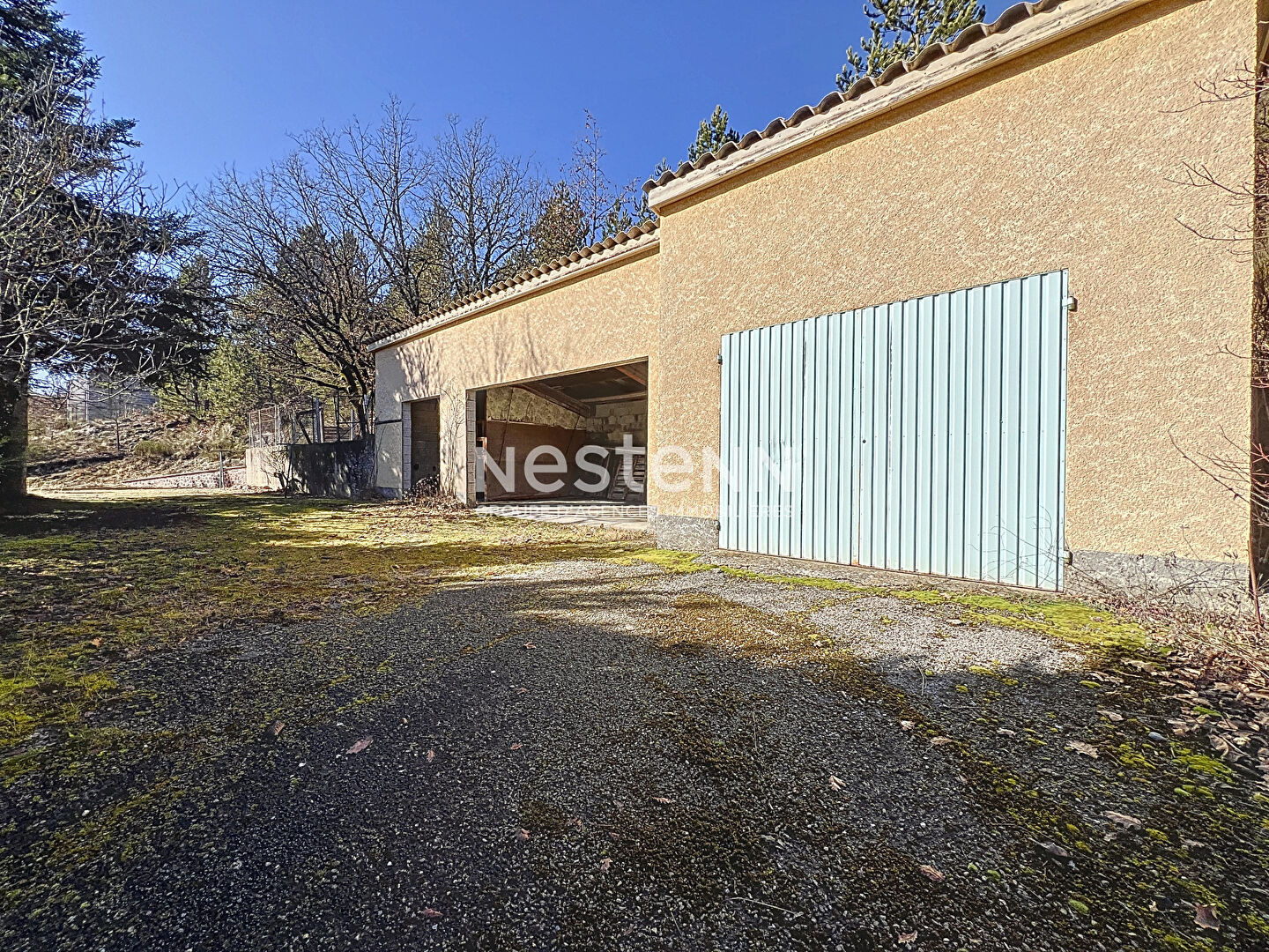 A vendre maison 95m² 3 chambres avec grand garage et grand terrain.