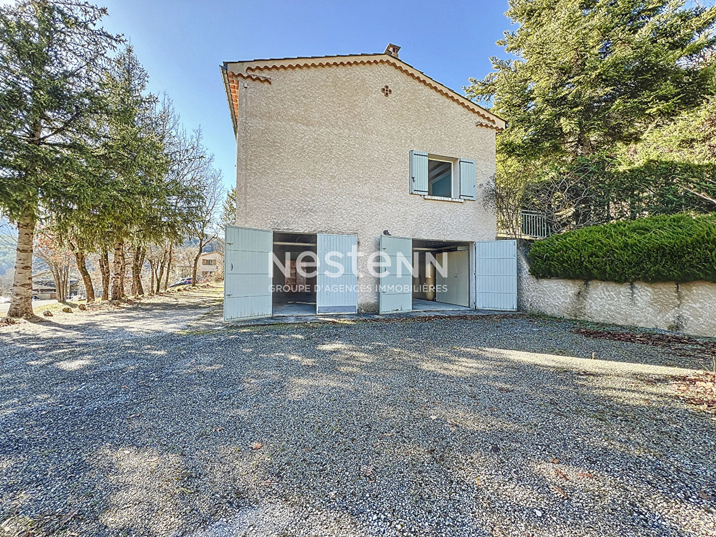 A vendre maison 95m² 3 chambres avec grand garage et grand terrain.