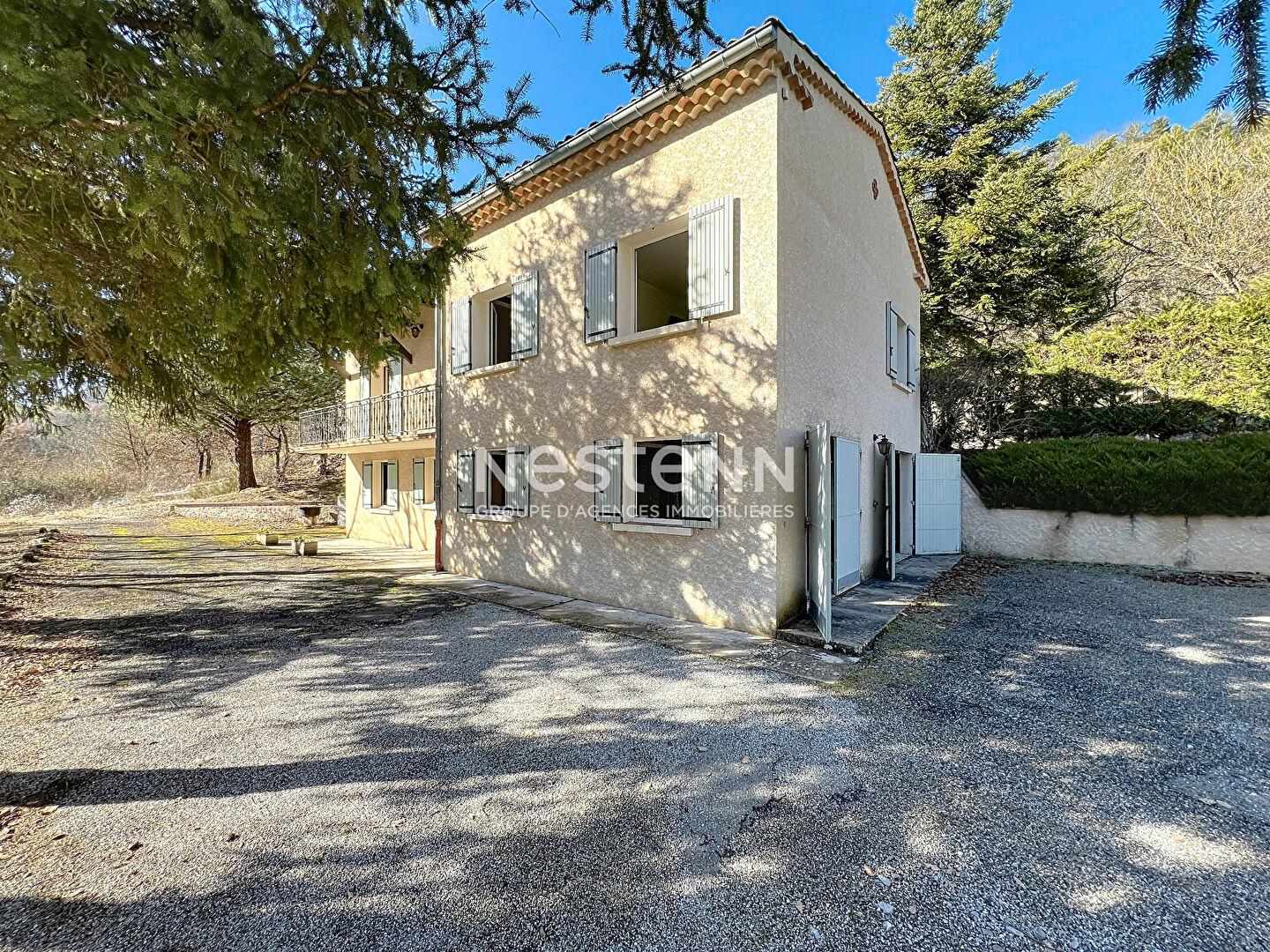 A vendre maison 95m² 3 chambres avec grand garage et grand terrain.
