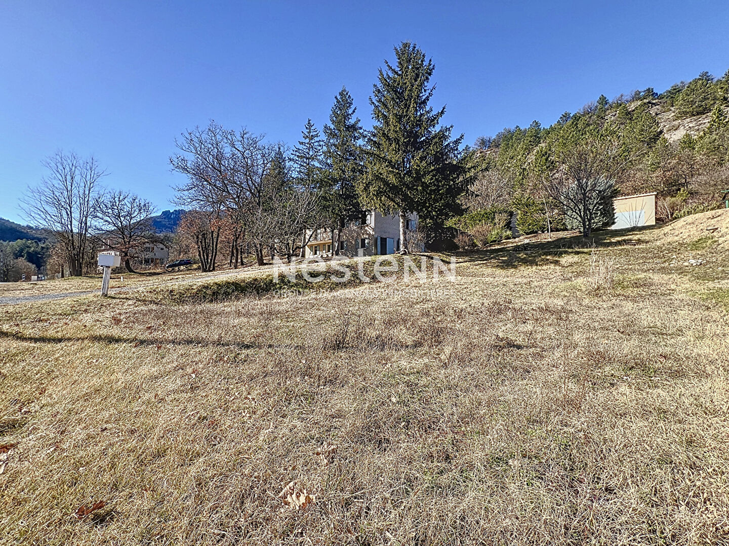 A vendre maison 95m² 3 chambres avec grand garage et grand terrain.