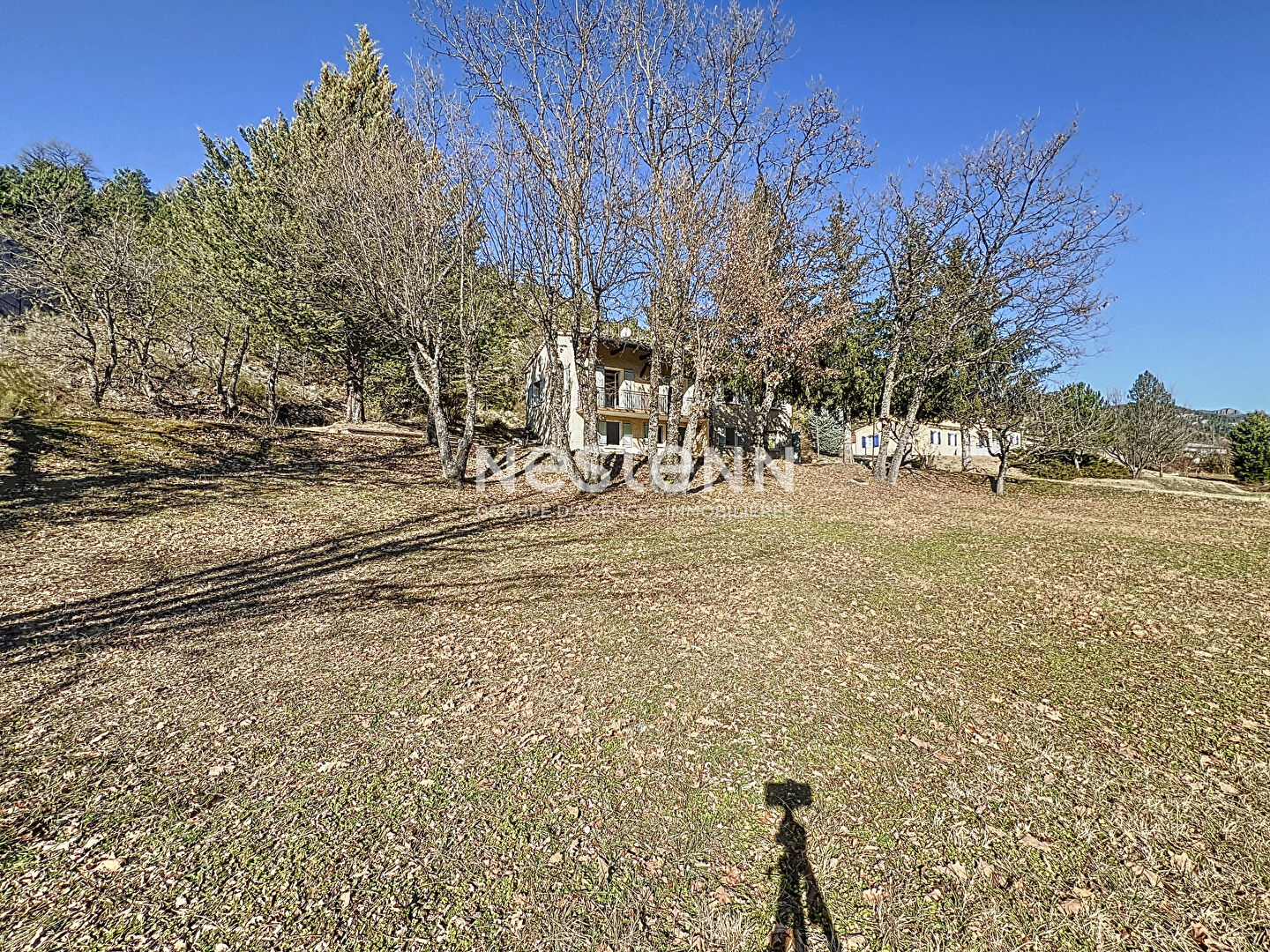 A vendre maison 95m² 3 chambres avec grand garage et grand terrain.