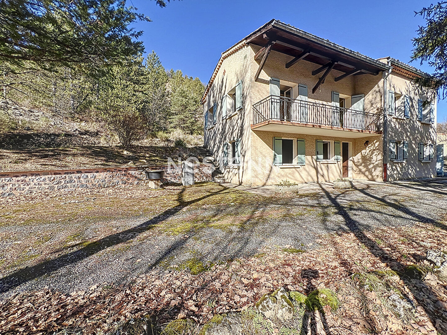A vendre maison 95m² 3 chambres avec grand garage et grand terrain.