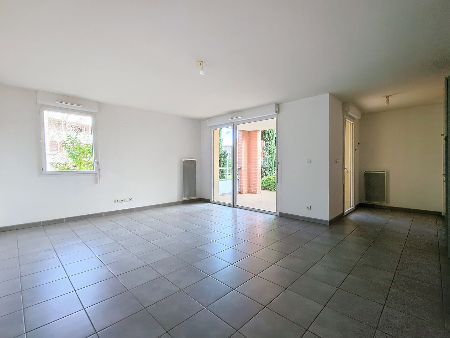 ** SOUS COMPROMIS  ** Exclusivité Nestenn. Castanet-Tolosan. Face au Lac de Rabaudy. Appartement 3 pièces de 67m² avec terrasse donnant sur le lac et 2 parkings en sous-sol.