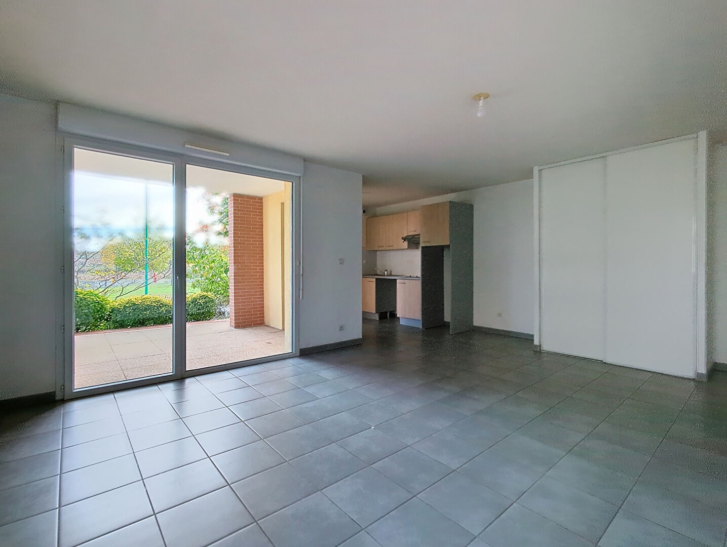 ** SOUS COMPROMIS  ** Exclusivité Nestenn. Castanet-Tolosan. Face au Lac de Rabaudy. Appartement 3 pièces de 67m² avec terrasse donnant sur le lac et 2 parkings en sous-sol.