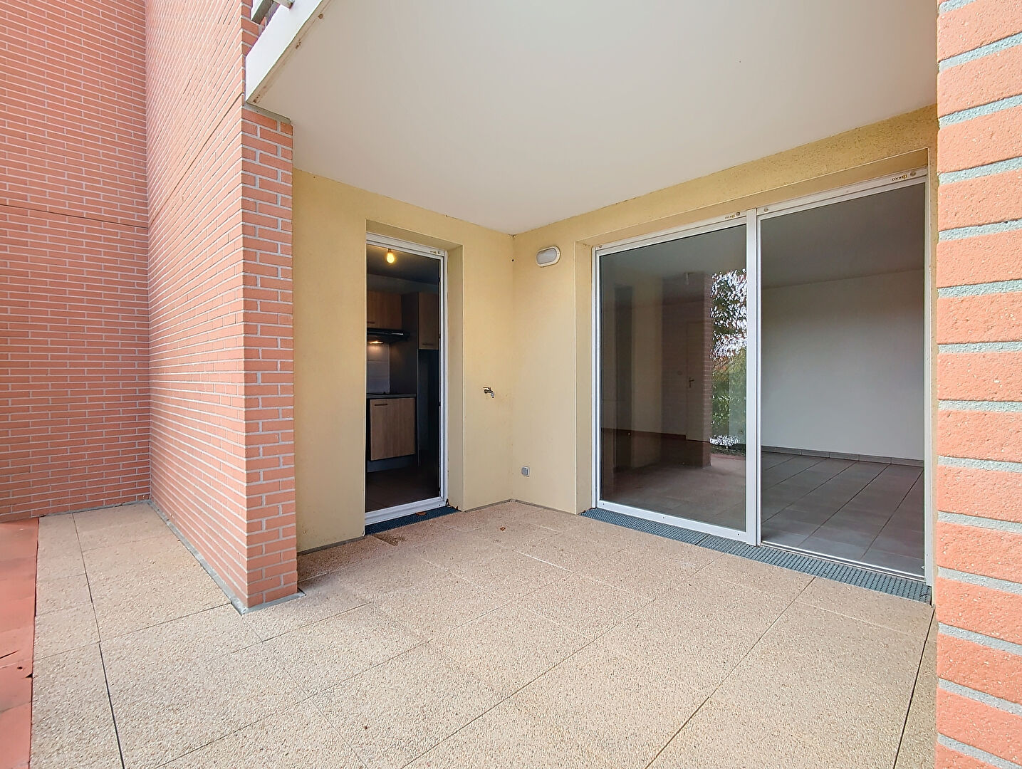 ** SOUS COMPROMIS  ** Exclusivité Nestenn. Castanet-Tolosan. Face au Lac de Rabaudy. Appartement 3 pièces de 67m² avec terrasse donnant sur le lac et 2 parkings en sous-sol.