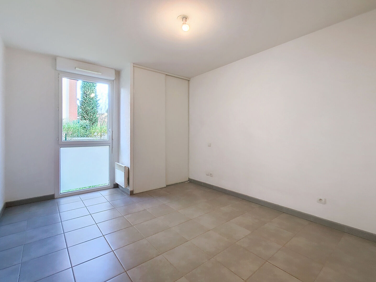 ** SOUS COMPROMIS  ** Exclusivité Nestenn. Castanet-Tolosan. Face au Lac de Rabaudy. Appartement 3 pièces de 67m² avec terrasse donnant sur le lac et 2 parkings en sous-sol.