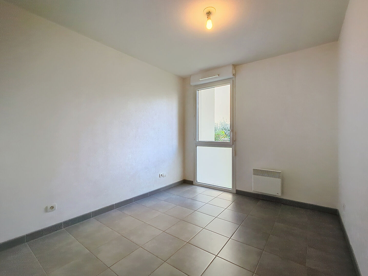 ** SOUS COMPROMIS  ** Exclusivité Nestenn. Castanet-Tolosan. Face au Lac de Rabaudy. Appartement 3 pièces de 67m² avec terrasse donnant sur le lac et 2 parkings en sous-sol.