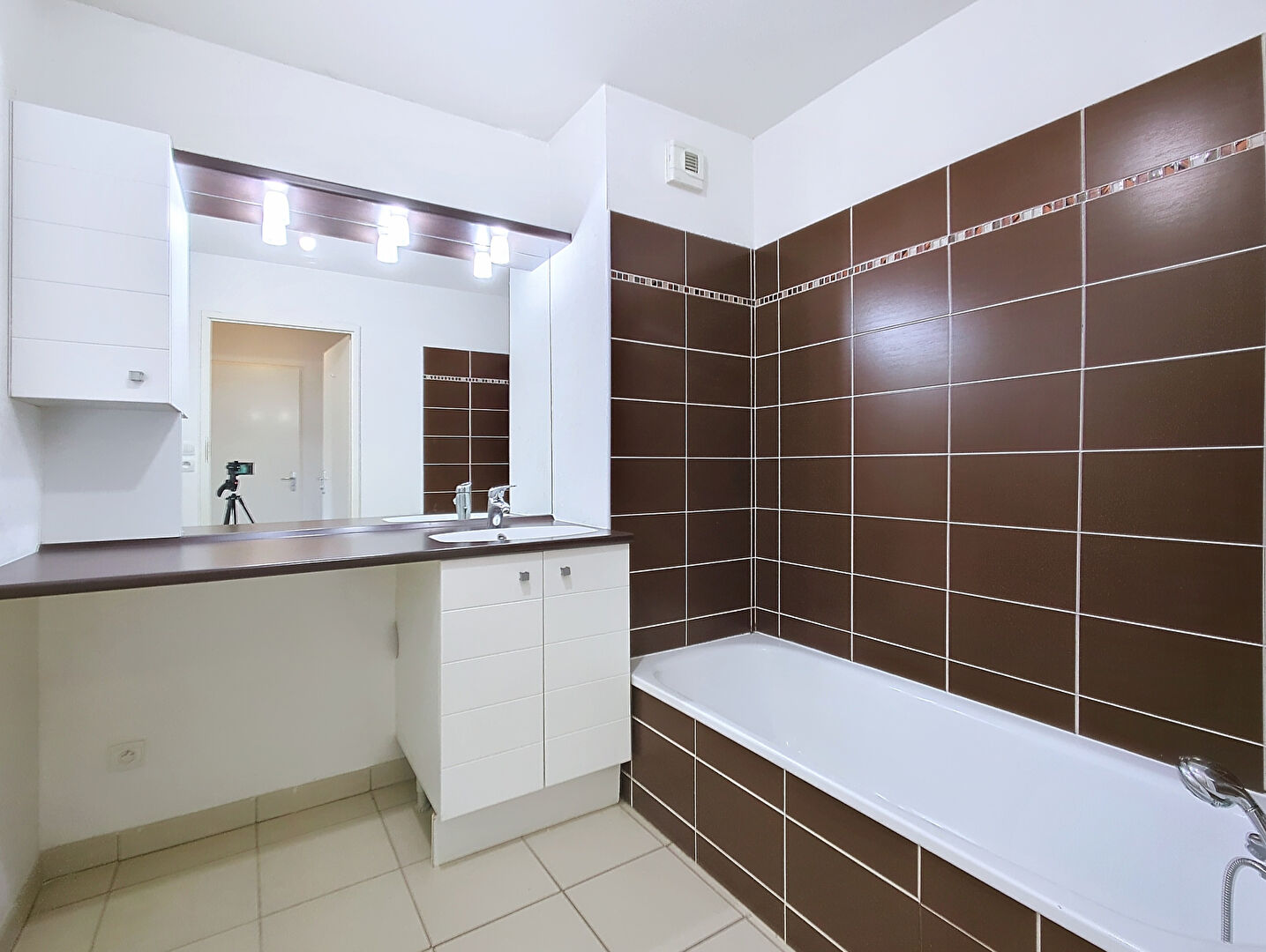 ** SOUS COMPROMIS  ** Exclusivité Nestenn. Castanet-Tolosan. Face au Lac de Rabaudy. Appartement 3 pièces de 67m² avec terrasse donnant sur le lac et 2 parkings en sous-sol.