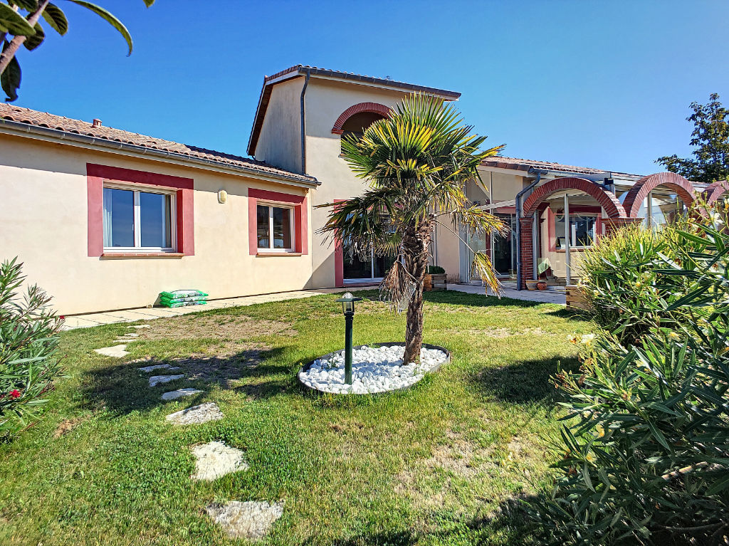 Maison d'architecte 5 pièces de 2007 de 235 m2 sur  avec piscine à vendre