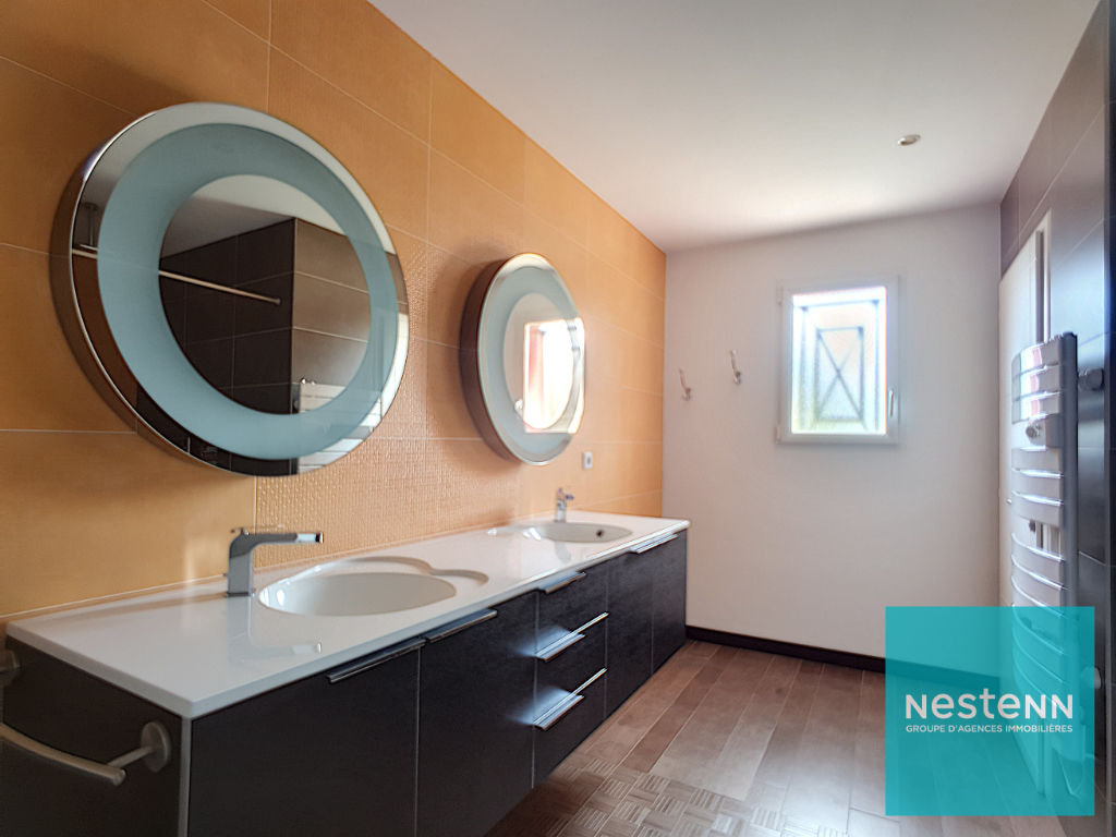 Maison d'architecte 5 pièces de 2007 de 235 m2 sur  avec piscine à vendre