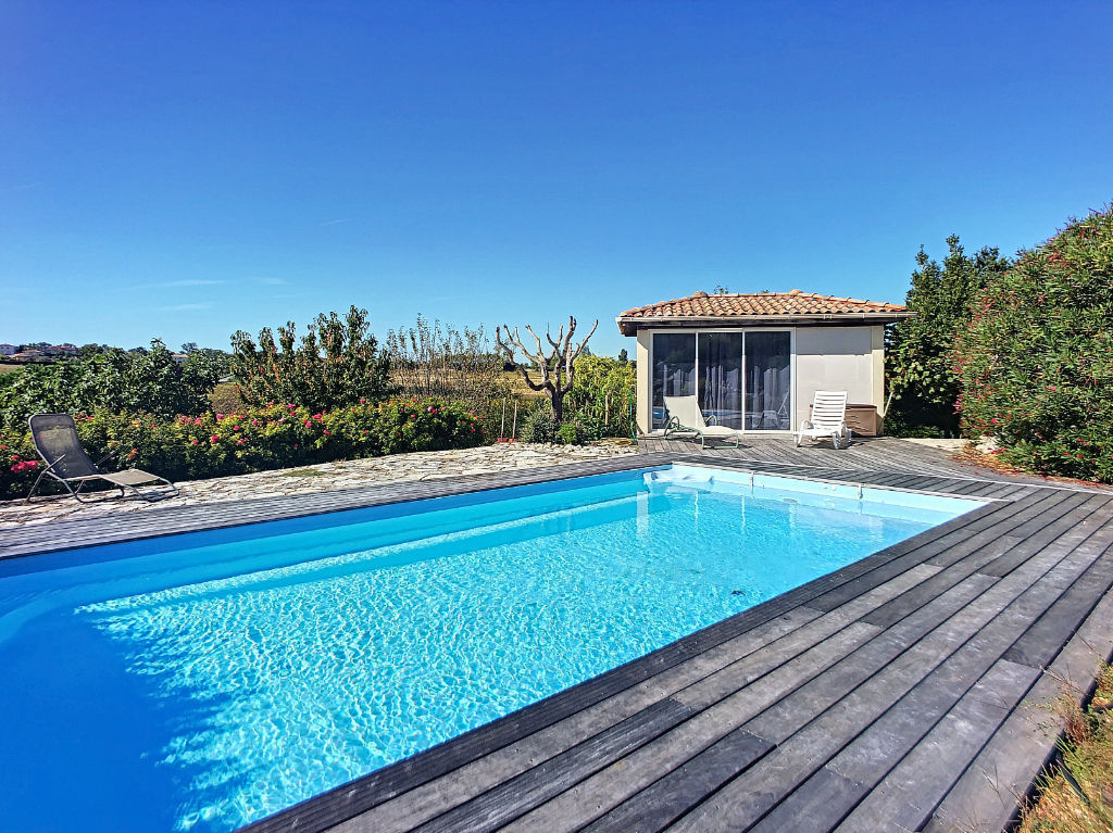 Maison d'architecte 5 pièces de 2007 de 235 m2 sur  avec piscine à vendre