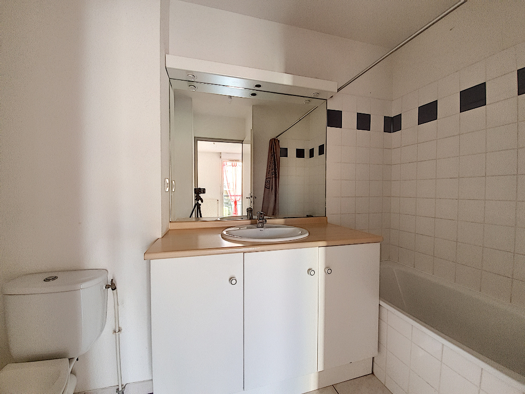 Ramonville Saint-Agne. Appartement 2 pièces en dernier étage avec balcon et garage à vendre.