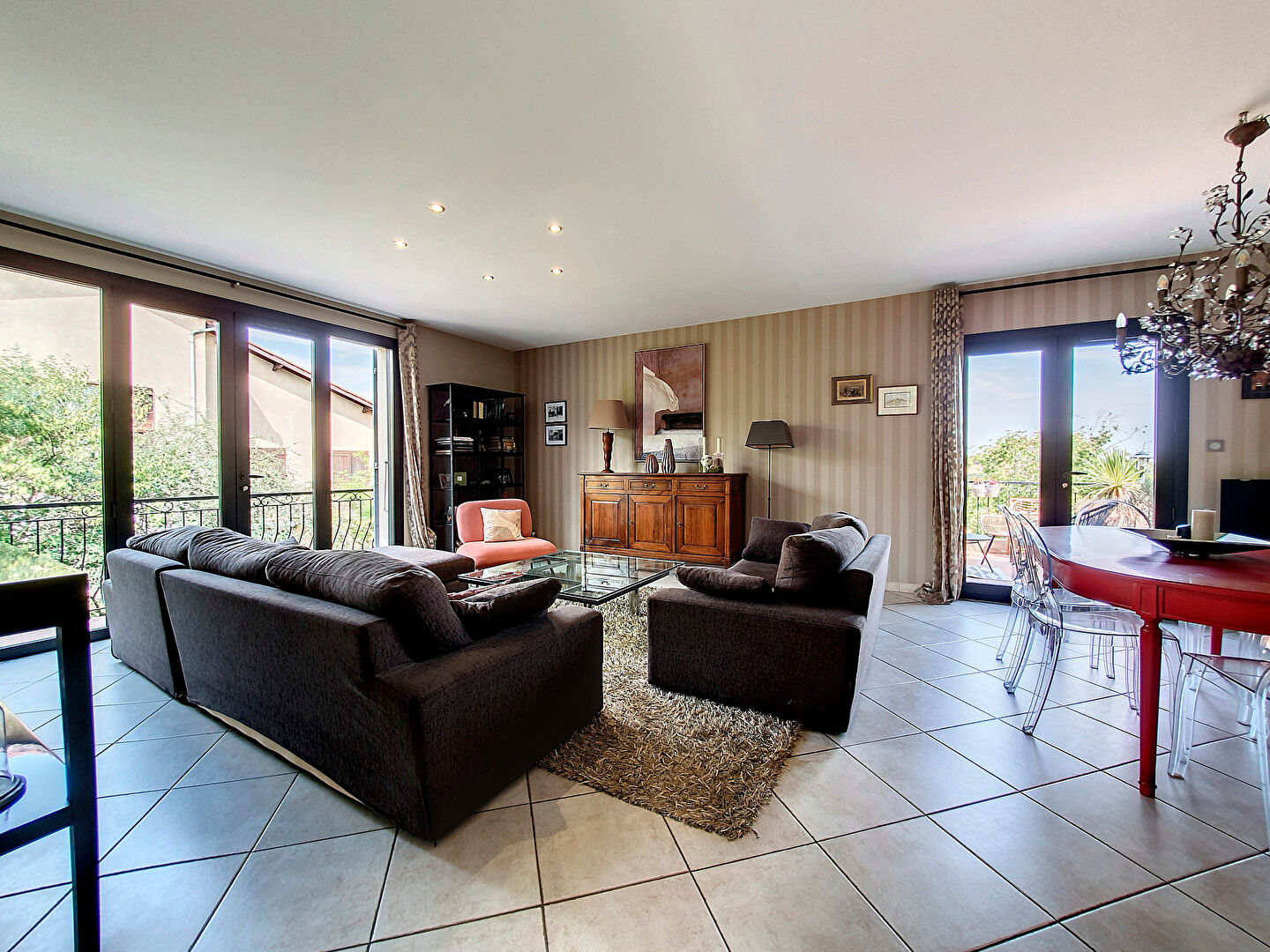 Pompertuzat. Maison familiale 6 pièces de 132m² avec un garage sur un terrain d'environ 1800m² à vendre.