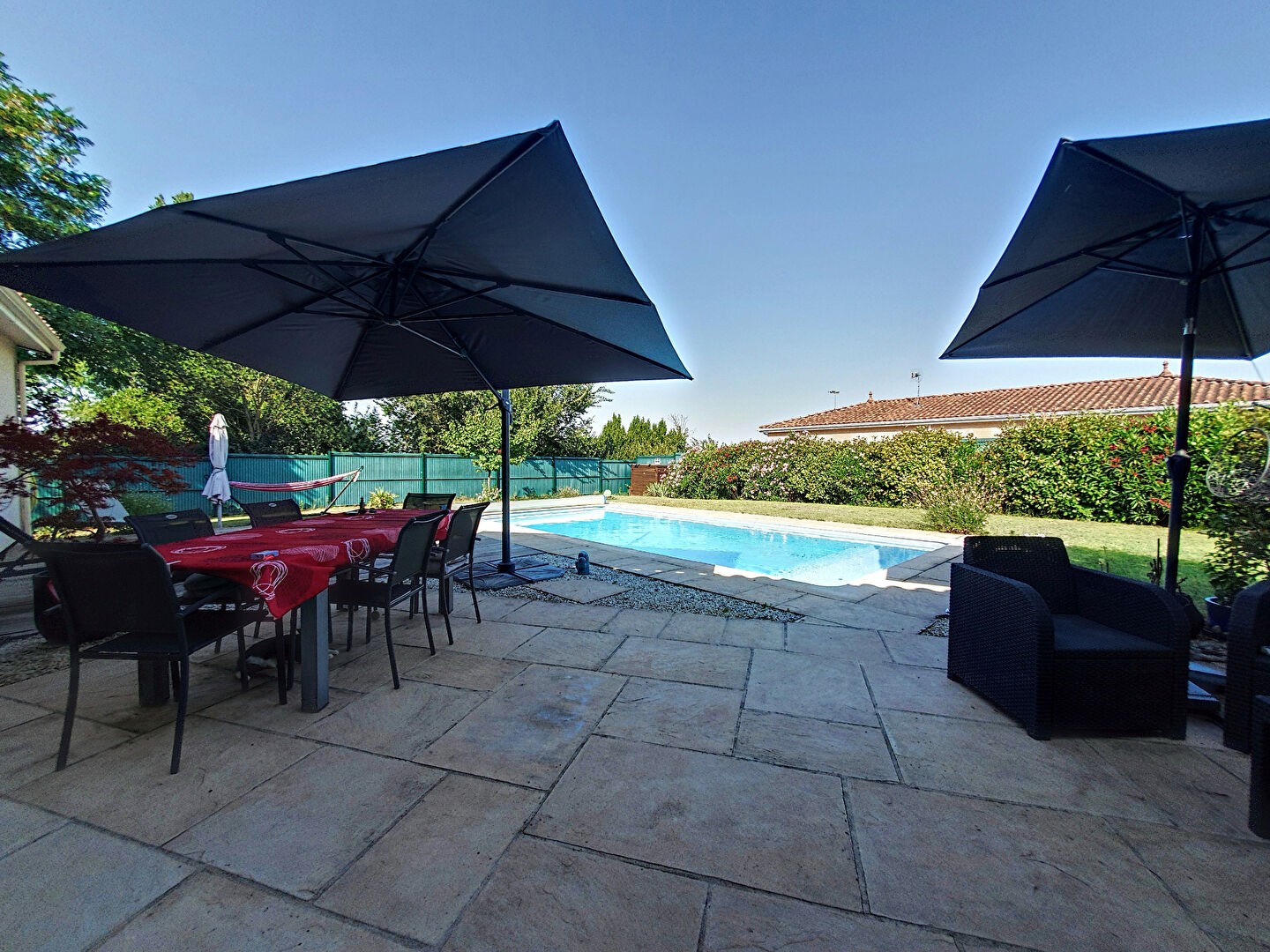 À vendre : Maison récente 4 pièces de plain-pied avec piscine et jardin arboré