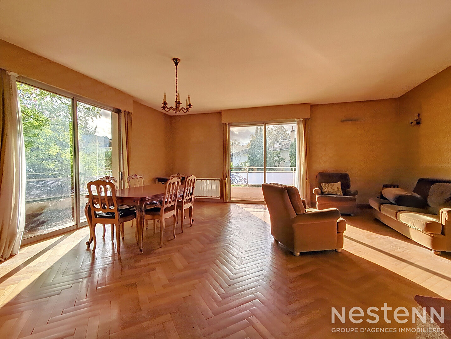 A vendre en exclusivité. Grande maison familiale 7 pièces de 195m² avec sous-sol de 120m² sur un terrain arboré de 577m² à Ramonville Saint-Agne