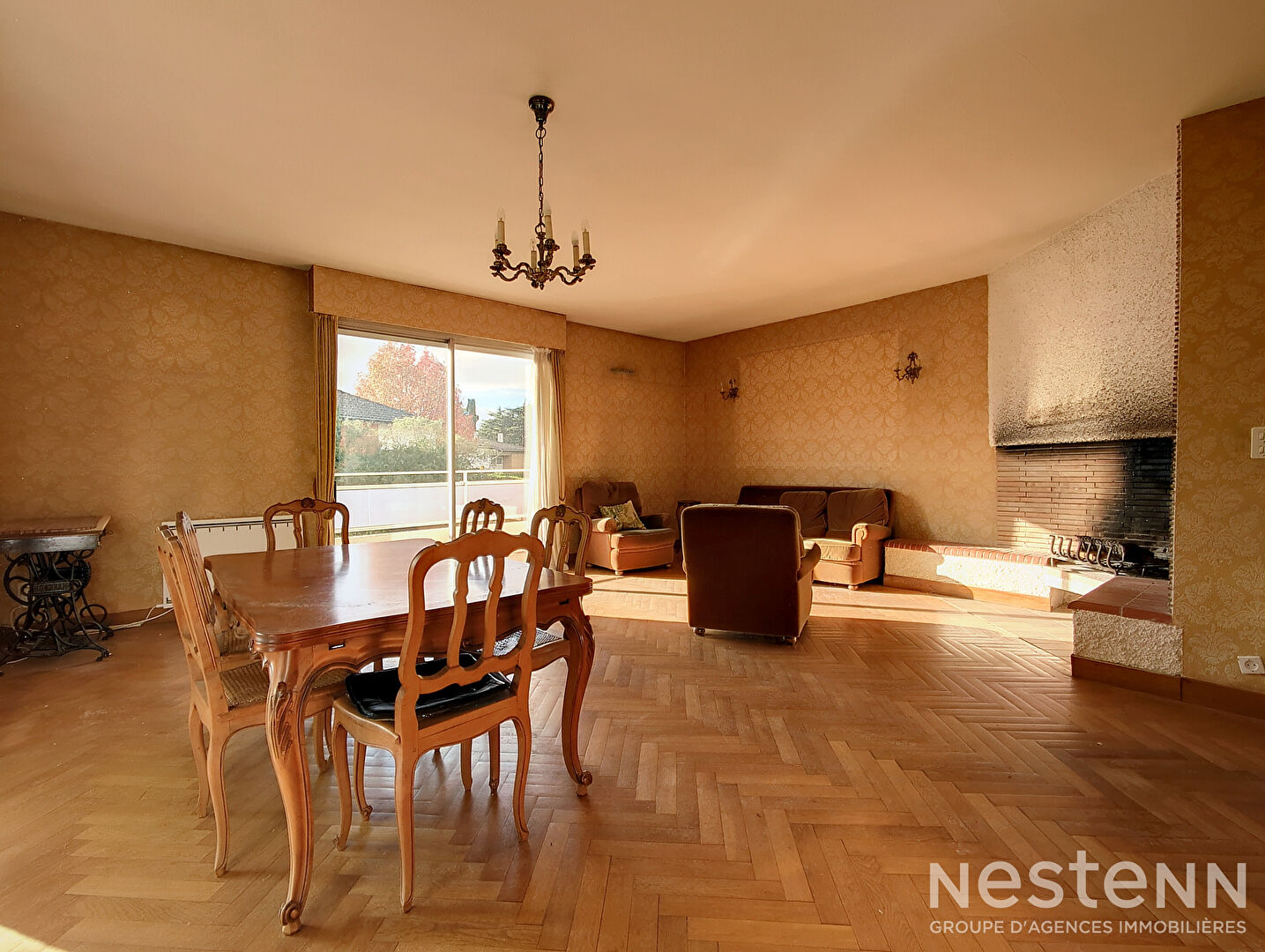 A vendre en exclusivité. Grande maison familiale 7 pièces de 195m² avec sous-sol de 120m² sur un terrain arboré de 577m² à Ramonville Saint-Agne