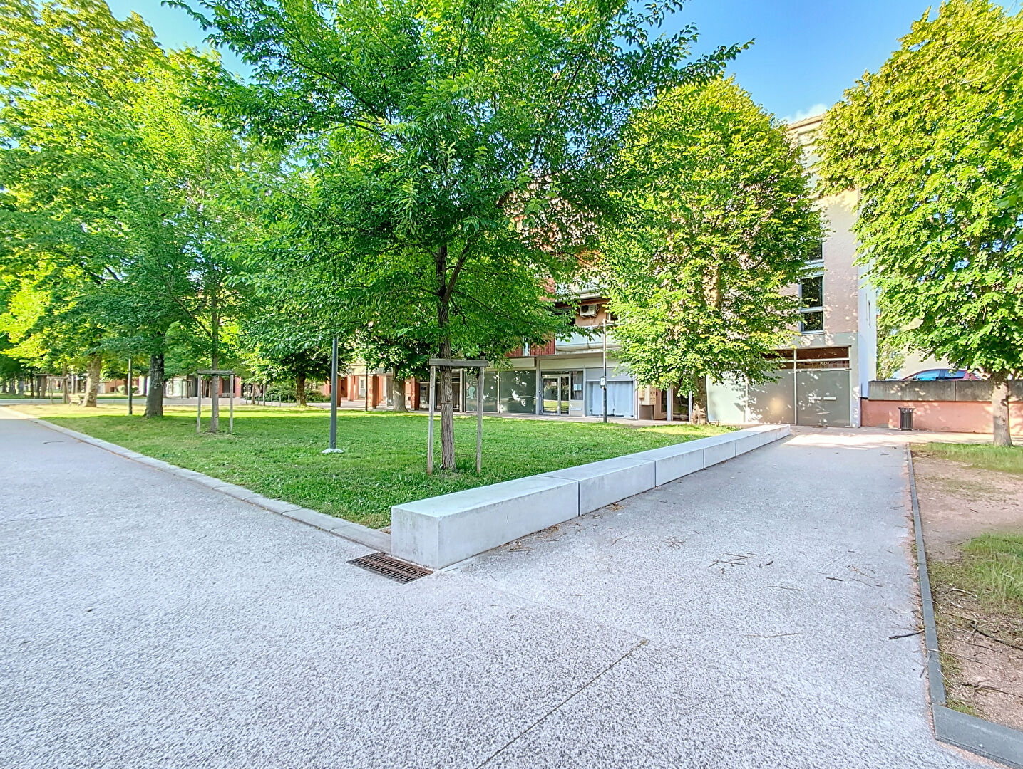 ** SOUS COMPROMIS ** Exclusivité Nestenn Immobilier. Grand appartement 3 pièces de 72m² avec cellier et parking à vendre au centre-ville de Castanet-Tolosan