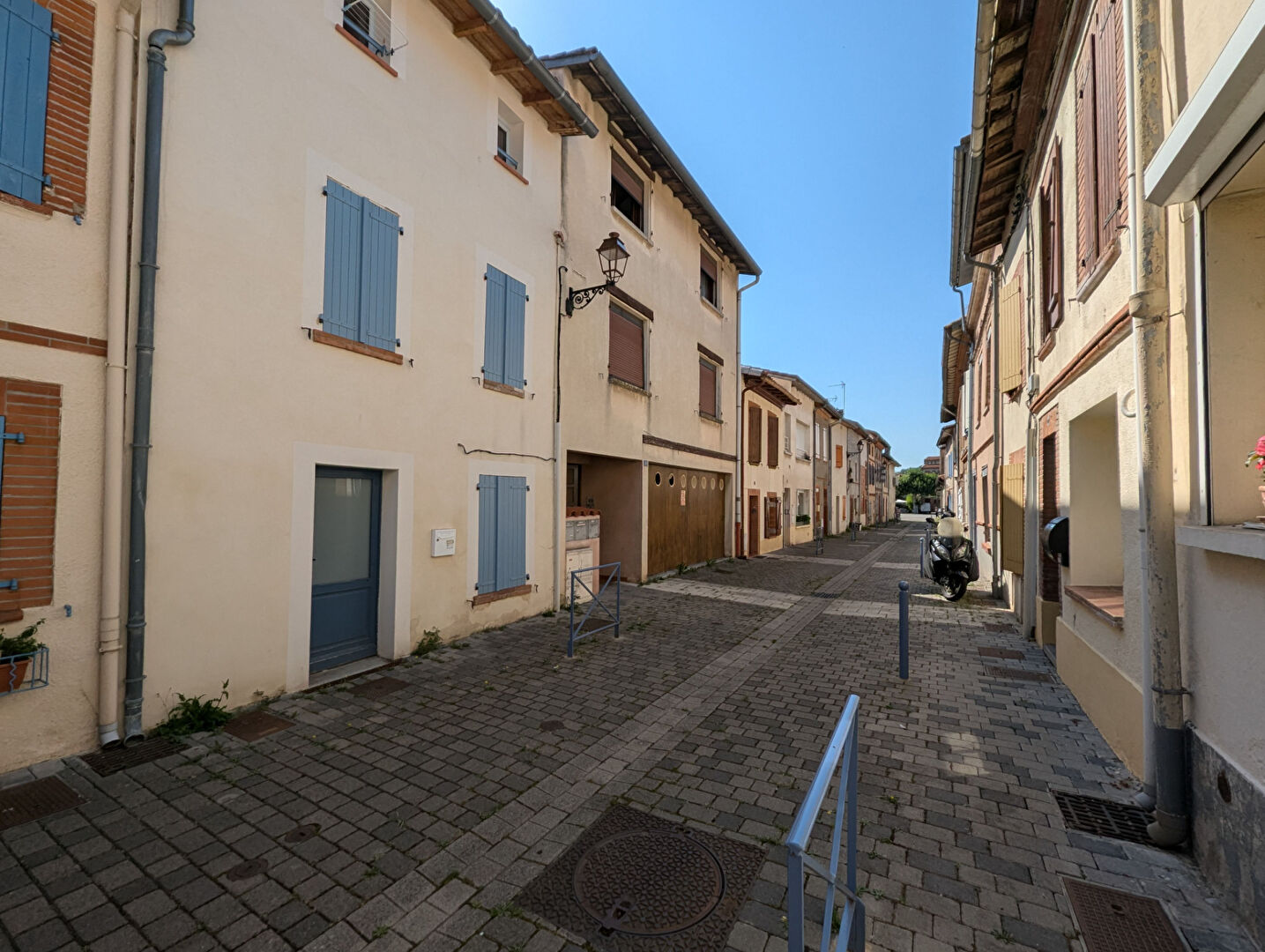  Exclusivité Nestenn Immobilier. Maison de village 3 pièces entièrement rénovée à vendre au centre-ville de Castanet-Tolosan