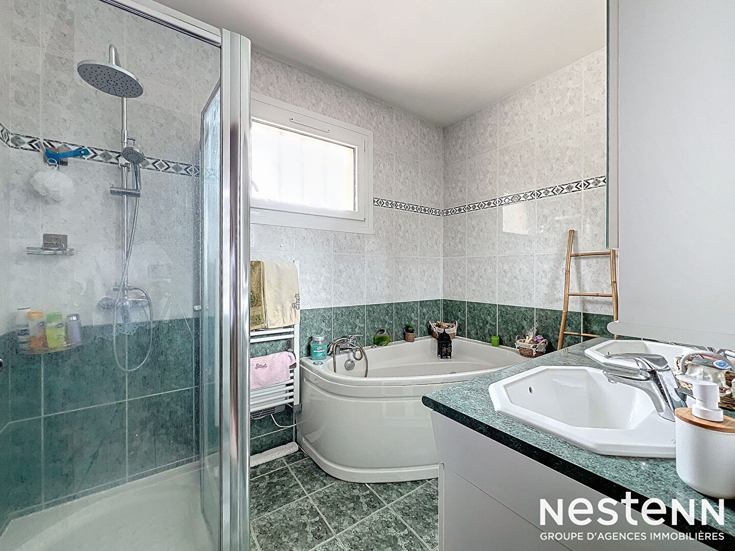 Maison familiale 6 pièces de 143m² avec jardin et piscine à vendre à Péchabou