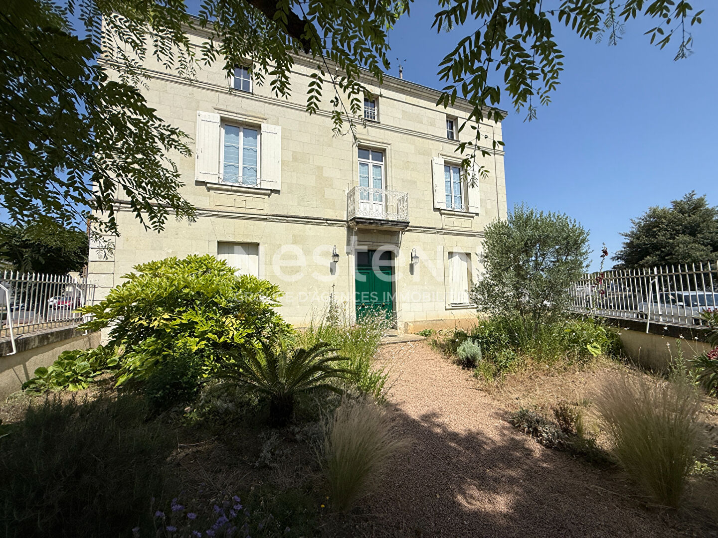 A vendre - Maison de maitre -  8 pièces - Coeur de  Montreuil Bellay - 217.43 m2 -  D5894