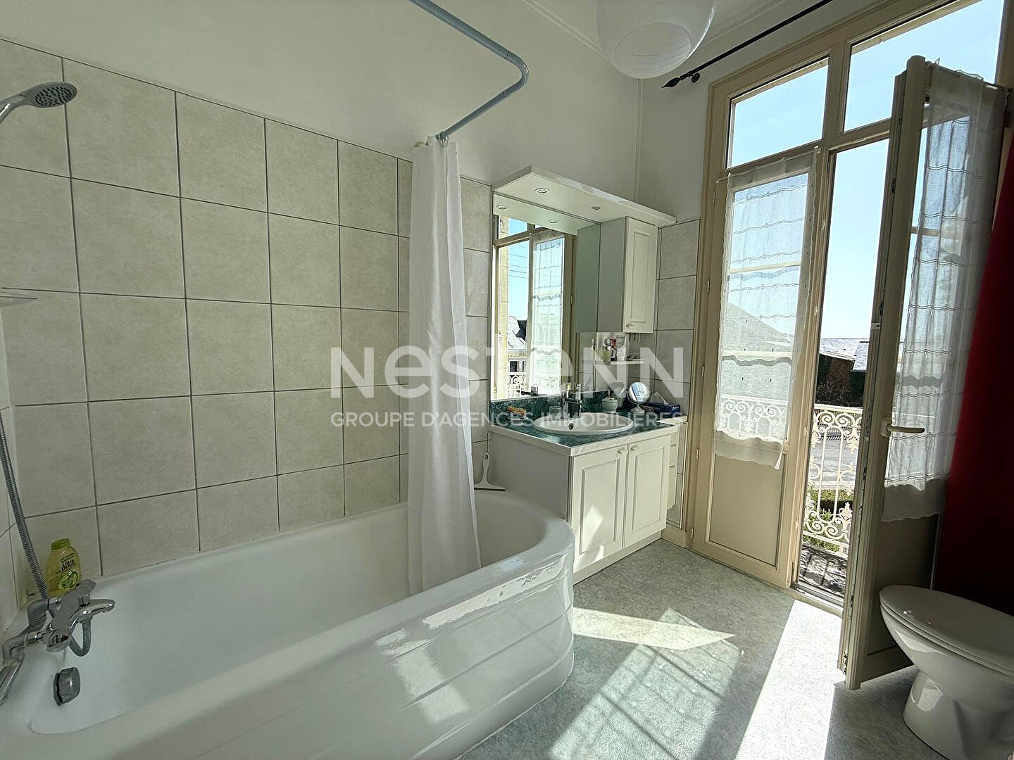 A vendre - Maison de maitre -  8 pièces - Coeur de  Montreuil Bellay - 217.43 m2 -  D5894