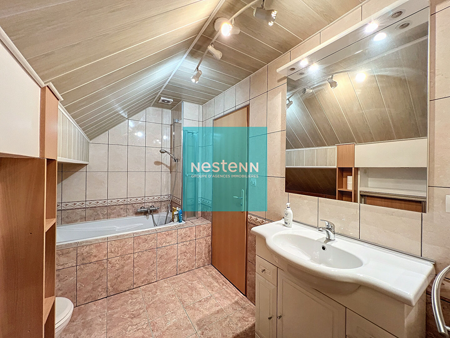 Le charme d'une maison semi plain-pied avec jardin et terrasse dans le secteur du stade !