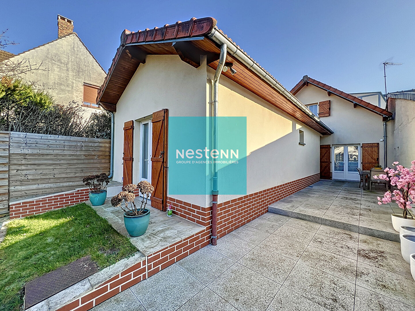 Le charme d'une maison semi plain-pied avec jardin et terrasse dans le secteur du stade !