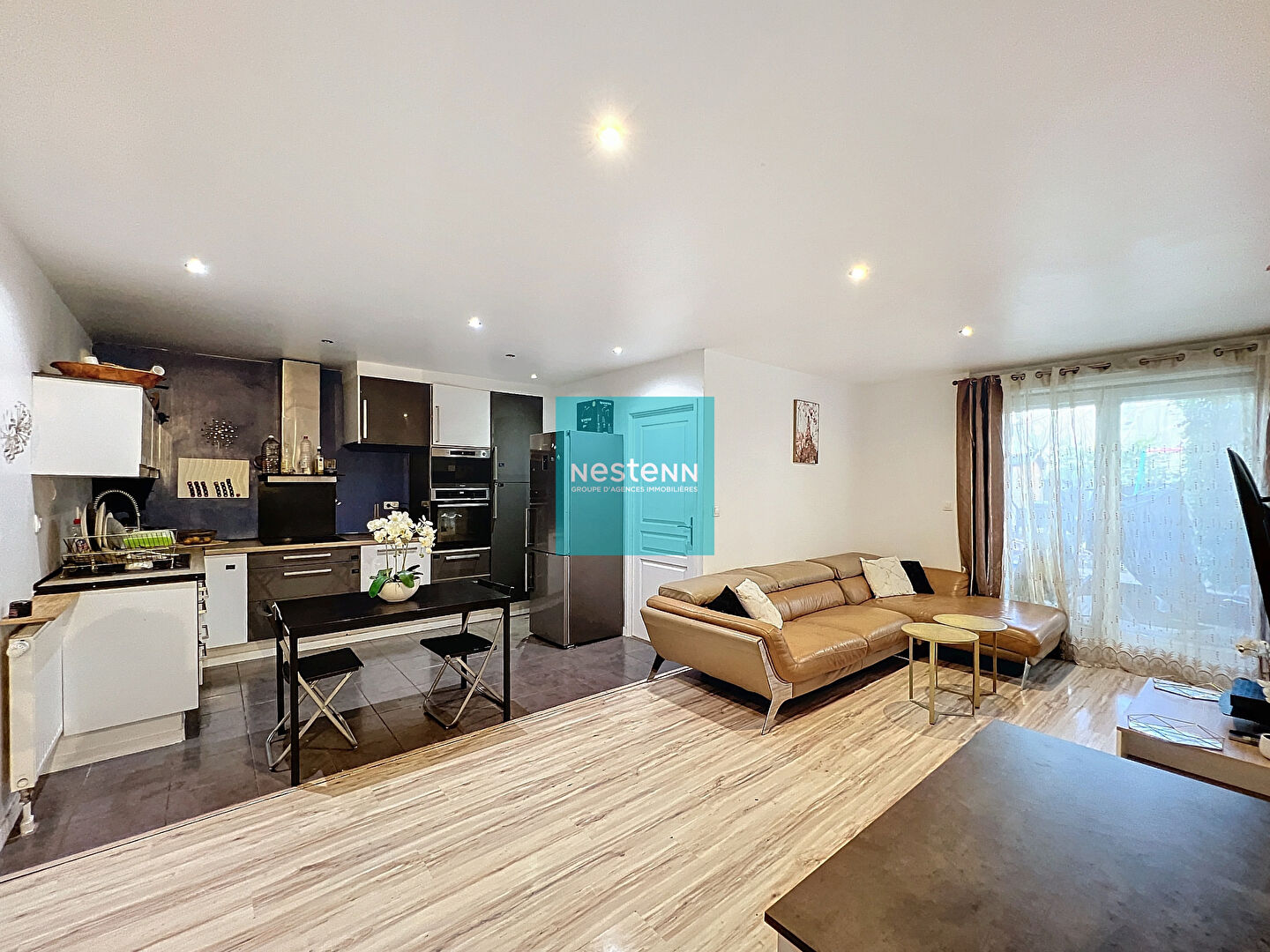À vendre un appartement à Franconville de 4 pièces de 83 m² avec 3 chambres. Résidence Carré Confidence, proche de toutes commodités (écoles, commerces, gare, axes autoroutiers A15/A115). avec deux terrasses et un jardin et une place de parking en sous-so