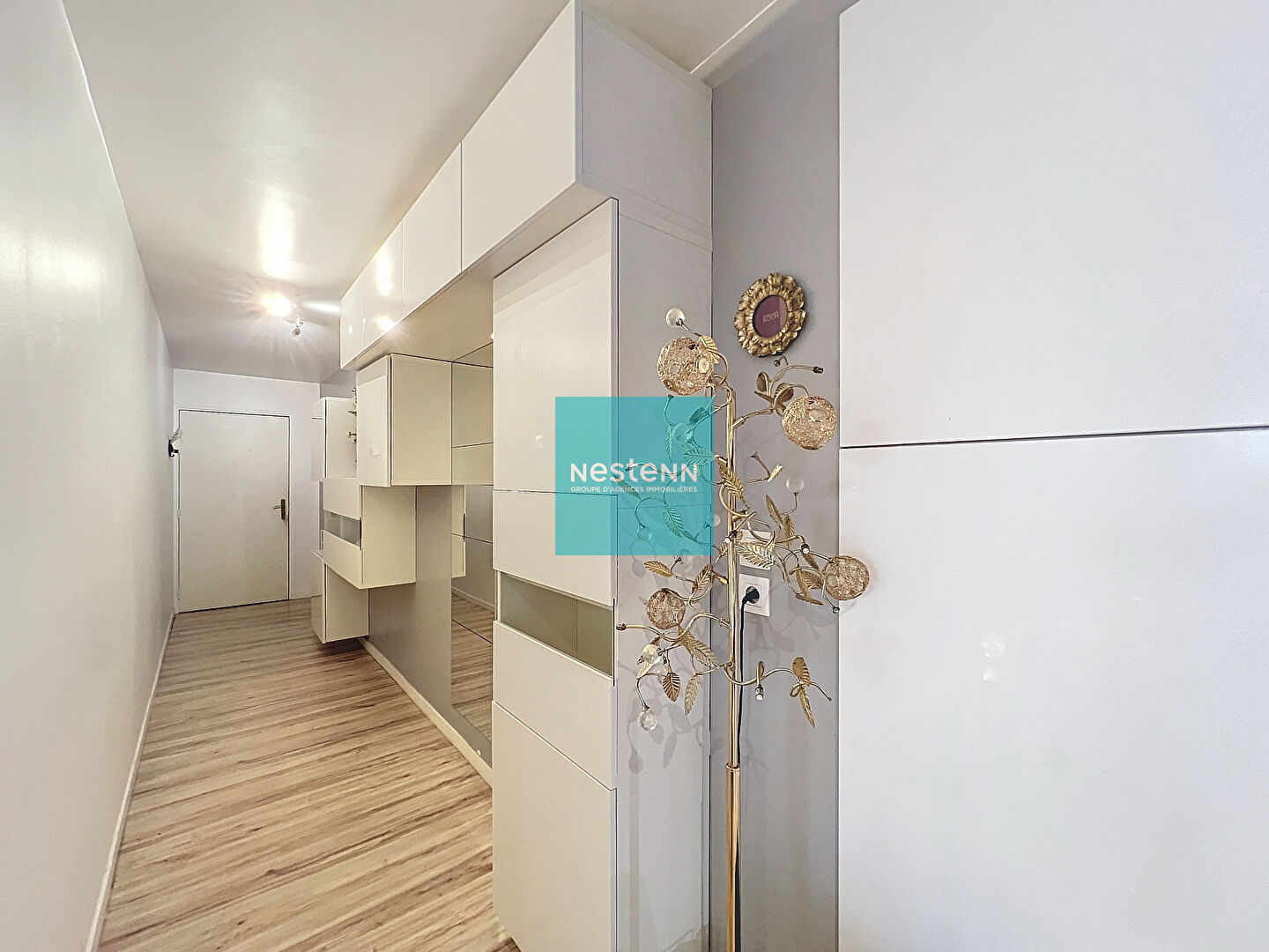 À vendre un appartement à Franconville de 4 pièces de 83 m² avec 3 chambres. Résidence Carré Confidence, proche de toutes commodités (écoles, commerces, gare, axes autoroutiers A15/A115). avec deux terrasses et un jardin et une place de parking en sous-so