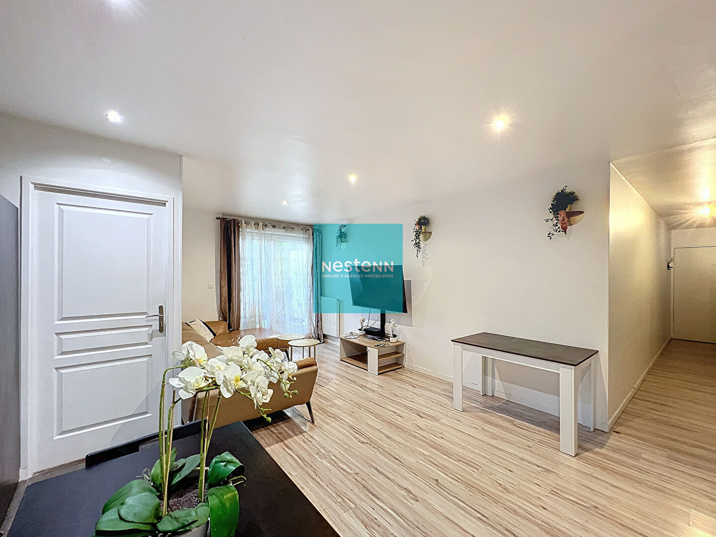 À vendre un appartement à Franconville de 4 pièces de 83 m² avec 3 chambres. Résidence Carré Confidence, proche de toutes commodités (écoles, commerces, gare, axes autoroutiers A15/A115). avec deux terrasses et un jardin et une place de parking en sous-so