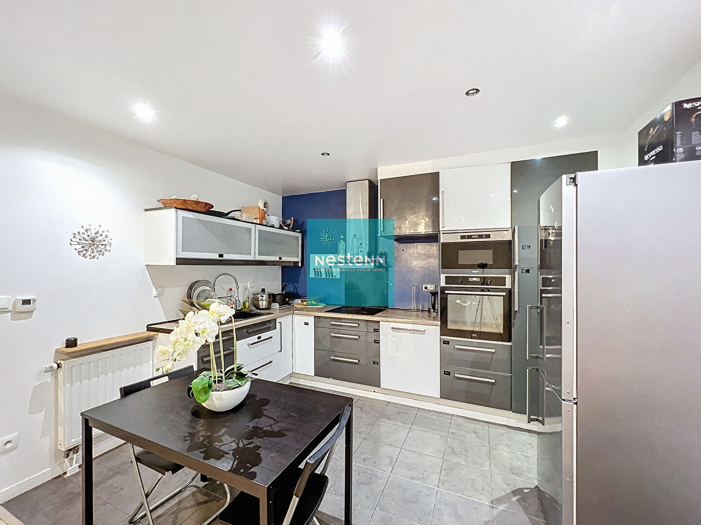 À vendre un appartement à Franconville de 4 pièces de 83 m² avec 3 chambres. Résidence Carré Confidence, proche de toutes commodités (écoles, commerces, gare, axes autoroutiers A15/A115). avec deux terrasses et un jardin et une place de parking en sous-so