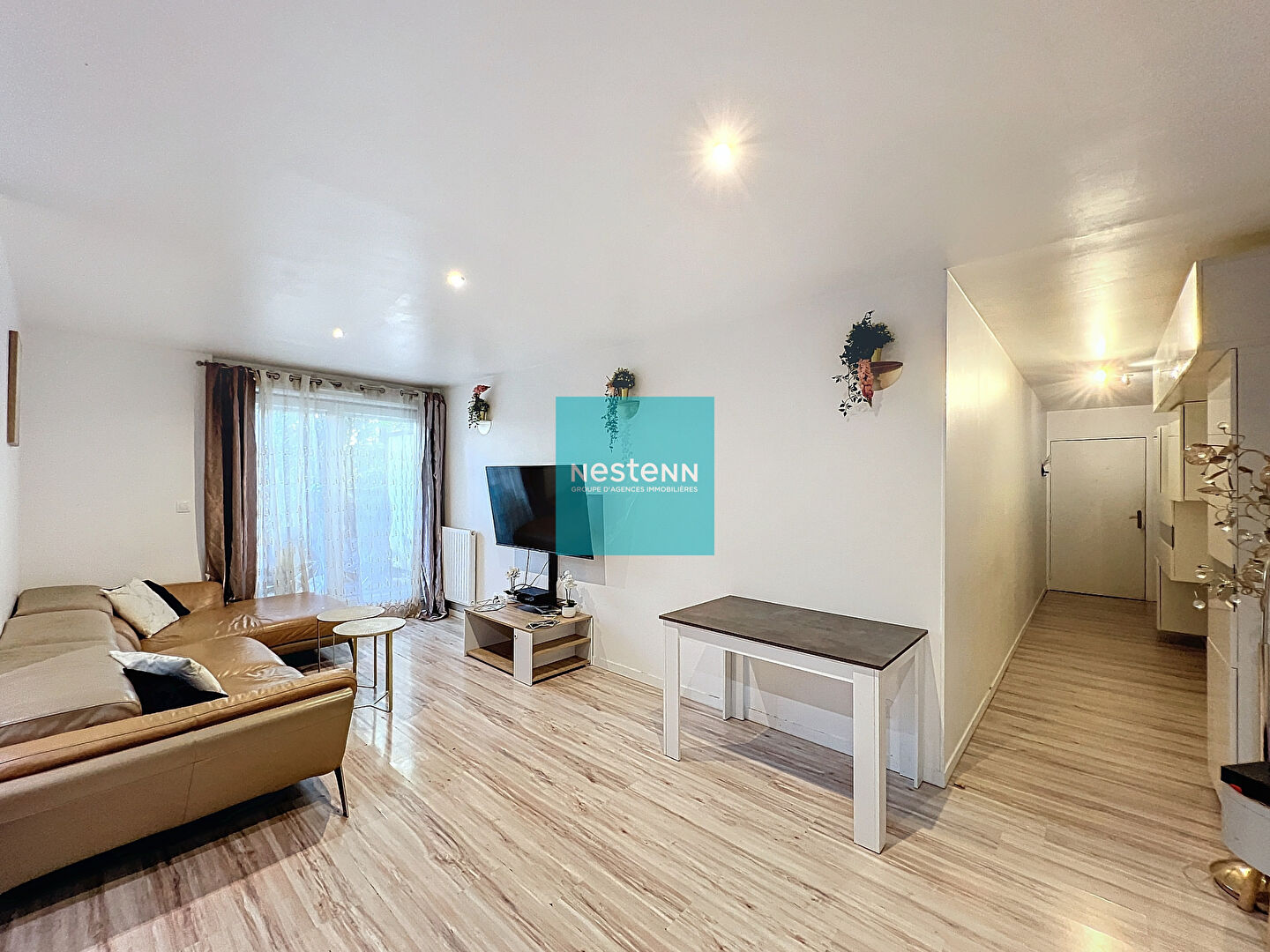 À vendre un appartement à Franconville de 4 pièces de 83 m² avec 3 chambres. Résidence Carré Confidence, proche de toutes commodités (écoles, commerces, gare, axes autoroutiers A15/A115). avec deux terrasses et un jardin et une place de parking en sous-so